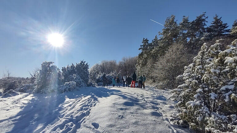 Wandergruppe auf verschneitem Berg