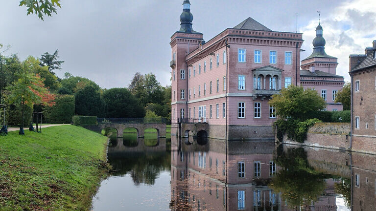 Wassergraben am Schloss Gracht im Herbst