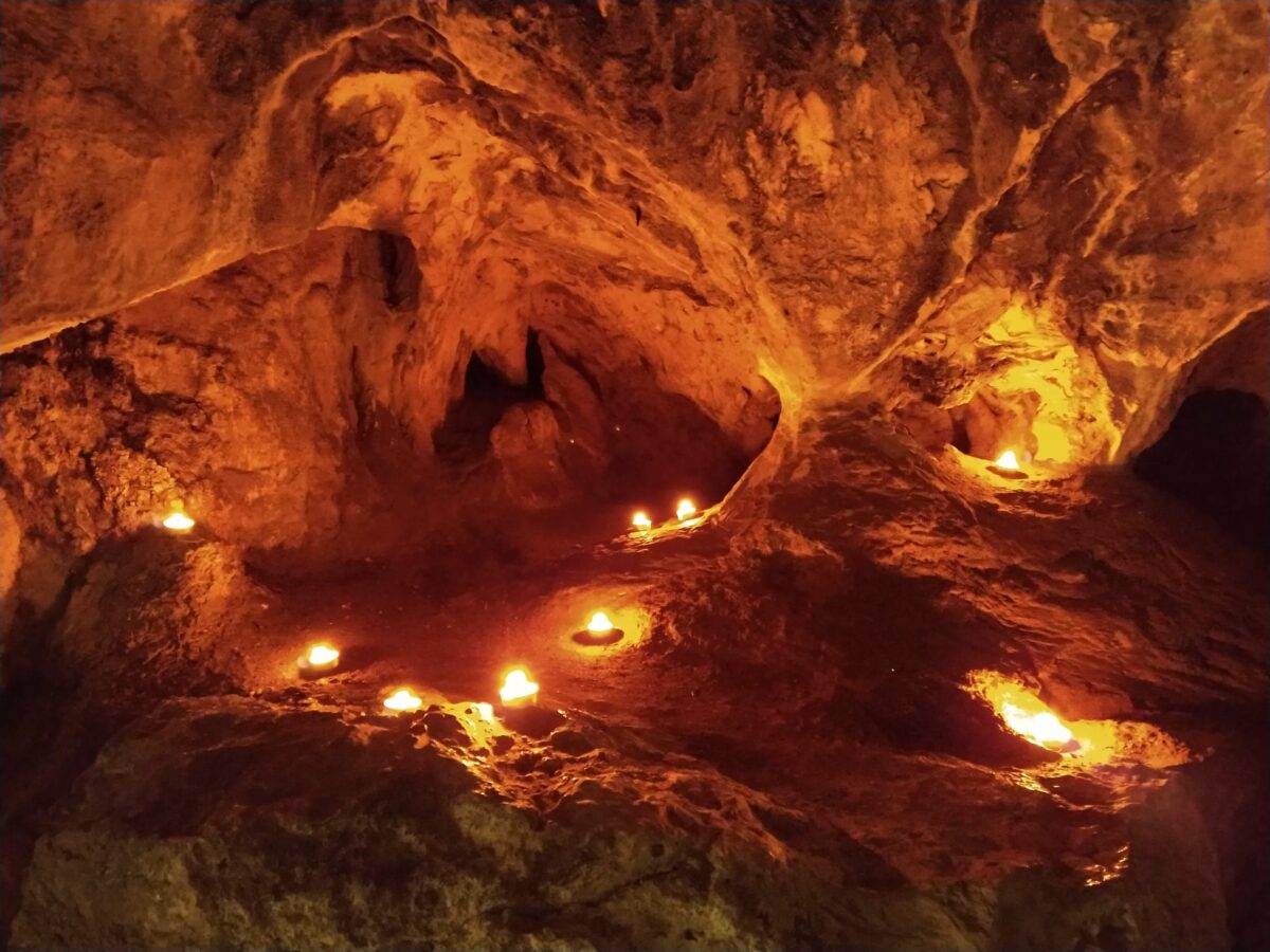 Kakushöhle mit Beleuchtung