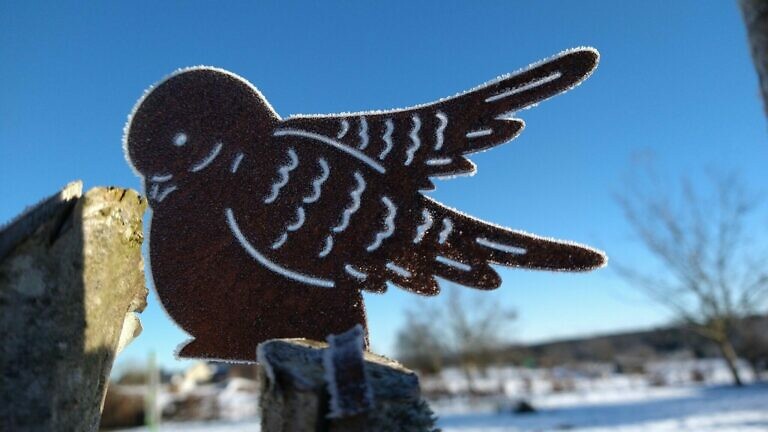 Kunstvogel im Winter