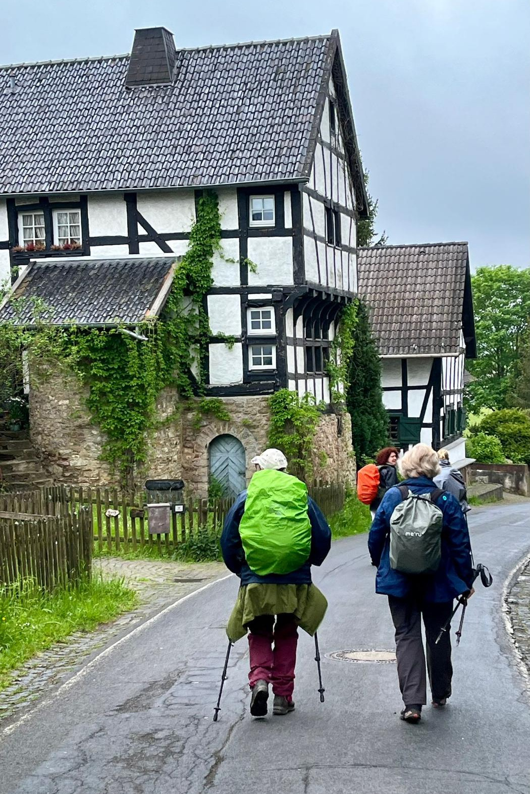 Wanderer im Fachwerkdorf